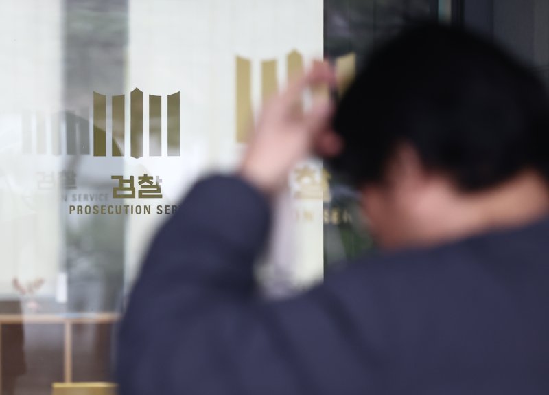 서울 서초구 대검찰청에서 직원들이 오가고 있다. 2026.3.18 ⓒ 뉴스1 김민지 기자