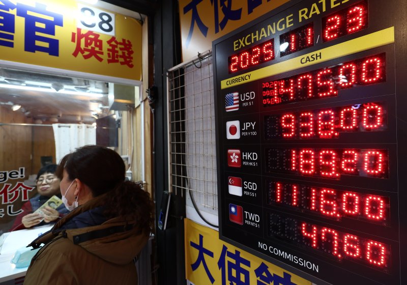 서울 중구 명동거리의 환전소 전광판에 환율 정보가 나오고 있다. 2025.11.23 ⓒ 뉴스1 김민지 기자