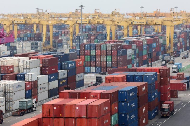 인천 연수구 인천신항에서 컨테이너 선적 작업이 진행되고 있다. (자료사진) 2022.7.11 ⓒ 뉴스1 조태형 기자