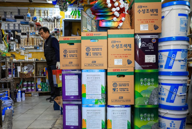 서울의 한 페인트 판매 대리점에서 관계자가 물품을 정리하는 모습. 2026.3.25 ⓒ 뉴스1 이호윤 기자