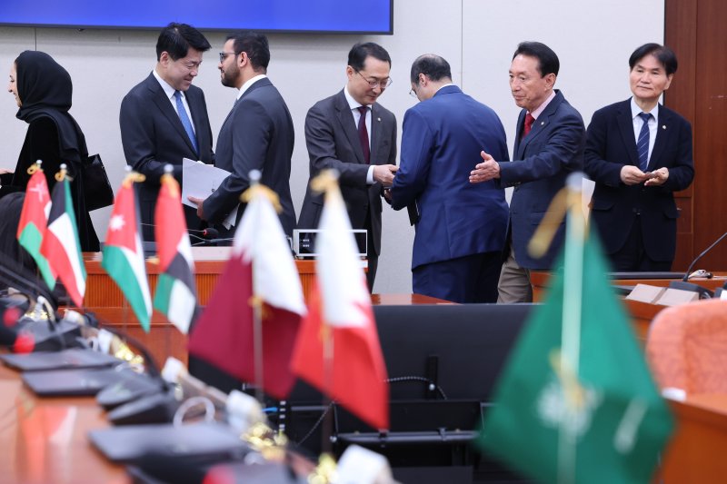 김석기 외교통일위원회 위원장이 8일 서울 여의도 국회애서 중동 7개국 주한대사들과의 면담에서 자리를 안내하고 있다. 뉴스1