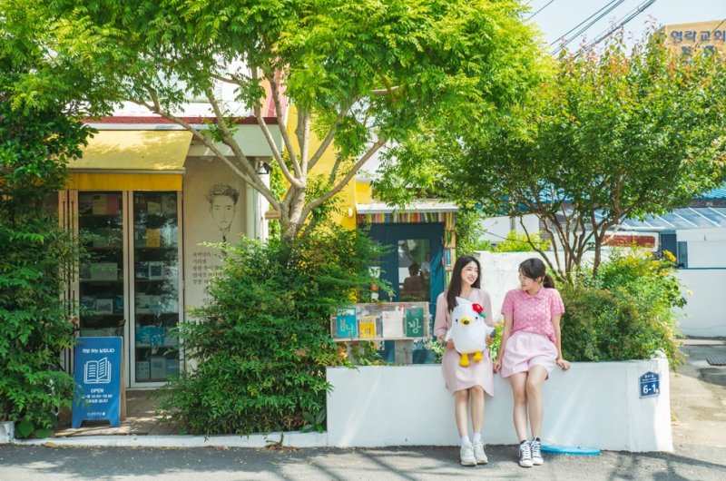 [통영=뉴시스] 신정철 기자= 경남 통영시는 2026년 체류형 관광 프로그램 ‘통영애(愛)온나’에 참여할 관광객 100여 명을 모집한다고 8일 밝혔다. 사진은 경남에서 한 달 여행하기 봉수골 거리 모습.(사진=통영시 제공).2026.04.08. photo@newsis.com *재판매 및 DB 금지