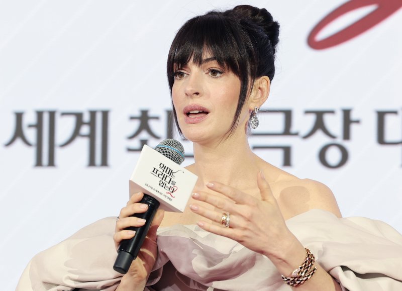 배우 메릴 스트립이 8일 서울 종로구 포시즌스 호텔 서울에서 열린 영화 '악마는 프라다를 입는다 2'(감독 데이빗 프랭클) 내한 기자간담회에 참석해 취재진 질문에 답하고 있다. ‘악마는 프라다를 입는다 2’는 전설적인 패션 매거진 런웨이의 편집장 미란다(메릴 스트립 분)와 20년 만에 기획 에디터로 돌아온 앤디(앤 해서웨이 분)가 럭셔리 브랜드의 임원이 된 에밀리(에밀리 블런트 분)와 재회하고, 완전히 달라진 미디어 환경 속에서 다시 한 번 패션계의 주도권을 잡기 위해 모든 커리어를 거는 이야기다. 뉴스1화상