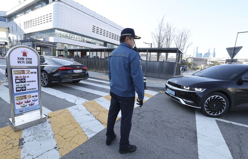 공공부문 차량 2부제·주차장 5부제가 실시된 8일 오전 세종시 정부세종청사 청사관리본부 직원들이 운전자들에게 2부제 시행 안내를 하고 있다. 행정안전부 제공