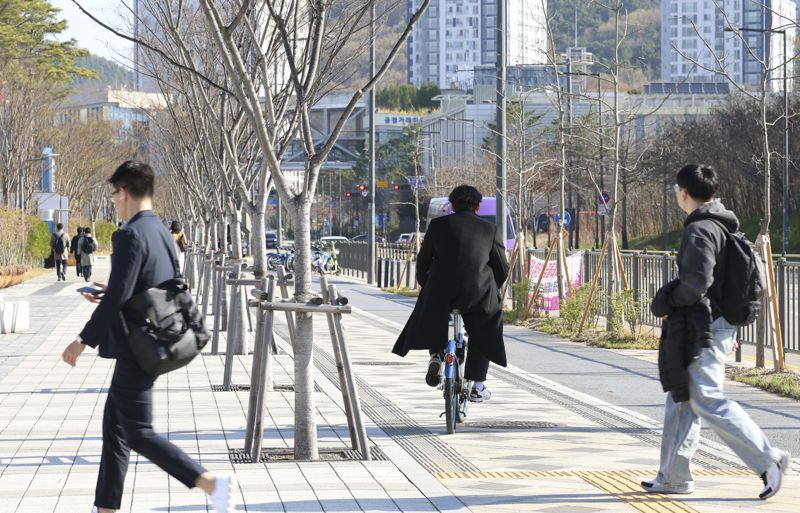 미국과 이란의 전쟁으로 에너지 수급 위기감이 커지자 8일 공공부문의 차량 운행이 2부제(홀짝제)로 강화됐다. 정부세종청사 근무자들이 걷거나 자전거를 타고 출근하고 있다. 행정안전부 제공