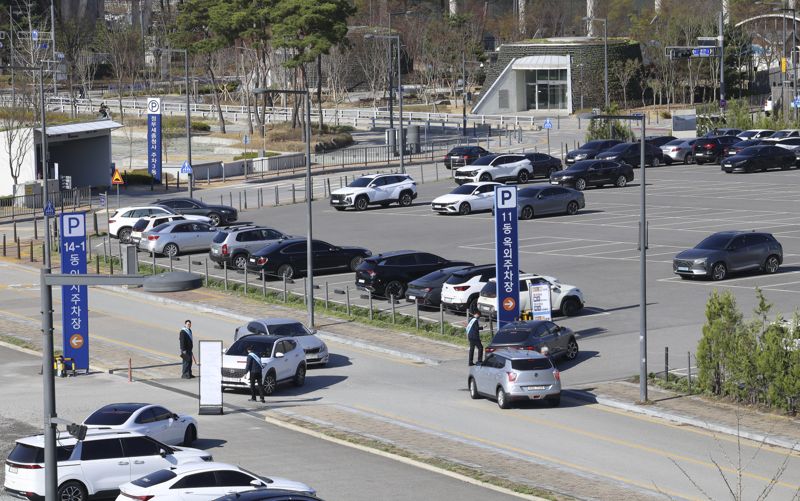 공공부문 차량 2부제·주차장 5부제가 실시된 8일 오전 세종시 정부세종청사 옥외주차장에서 청사관리본부 직원들이 운전자들에게 2부제 시행 안내를 하고 있다. 행정안전부 제공행안부 제공