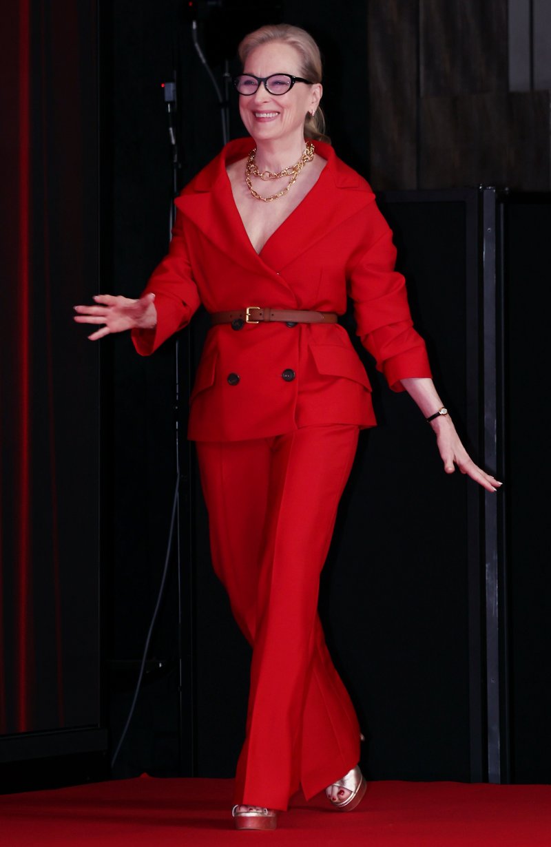 영화 '악마는 프라다를 입는다 2' 기자간담회가 열린 8일 서울 종로구 포시즌스호텔에서 배우 메릴 스트리프가 무대에 오르고 있다. 연합뉴스