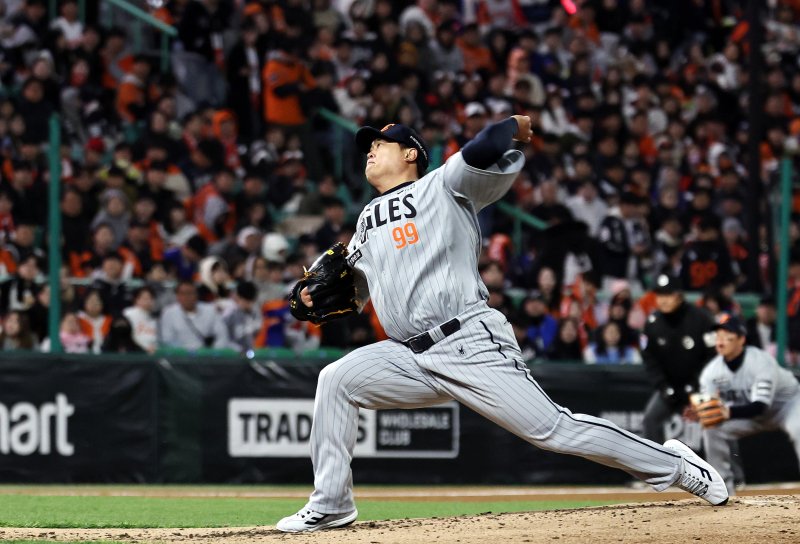 지난 7일 인천 미추홀구 SSG랜더스필드에서 열린 프로야구 '2026 신한 SOL KBO리그' SSG 랜더스와 한화 이글스의 경기에서 한화 선발투수 류현진이 역투하고 있다. 뉴스1