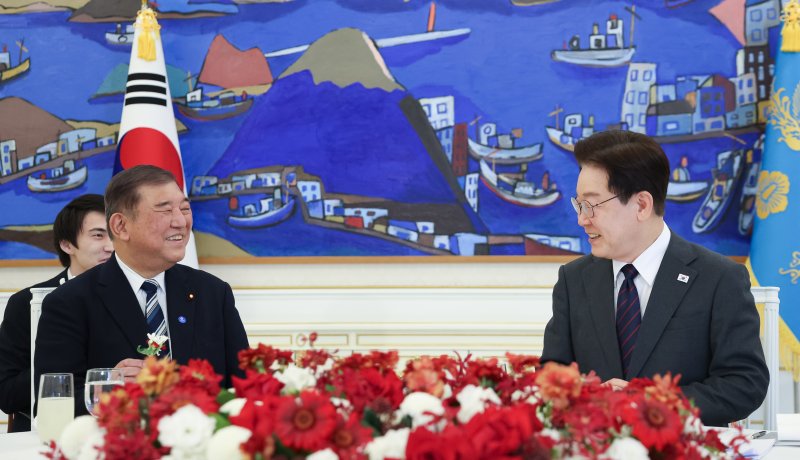 이재명 대통령과 이시바 시게루 전 일본 총리가 8일 청와대에서 오찬에 앞서 대화하고 있다. 연합뉴스