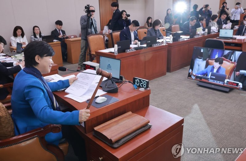 법안 상정하는 서영교 법사위원장 (출처=연합뉴스)