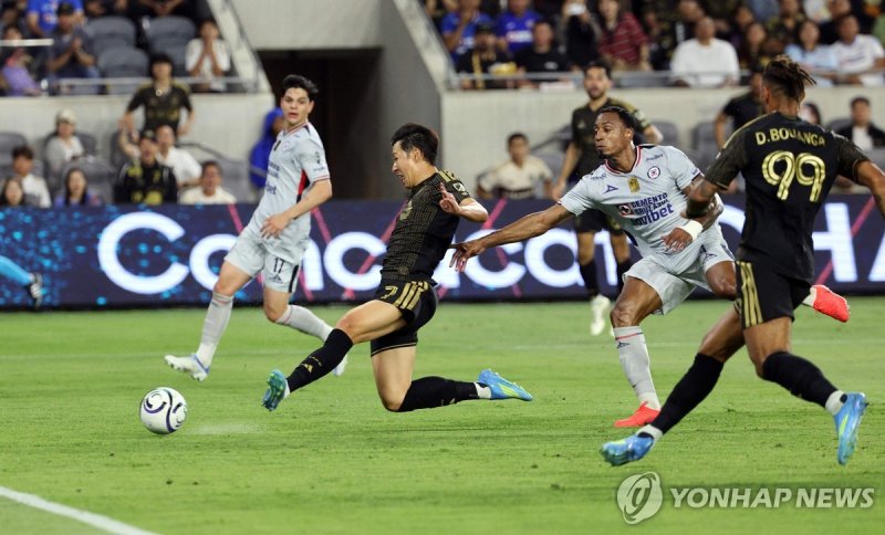 올 시즌 첫 필드골을 터트리는 손흥민.연합뉴스