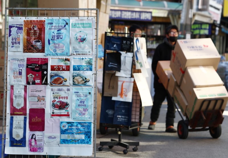 미국·이란 전쟁과 호르무즈 해협 봉쇄로 국내 원유와 나프타 수급이 불안정한 가운데 7일 서울 시내의 비닐 포장지 판매 거리에서 상인들이 물건을 나르고 있다. 2026.4.7 ⓒ 뉴스1 김민지 기자