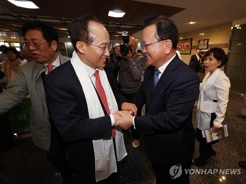 악수하는 추경호·김부겸 (출처=연합뉴스)