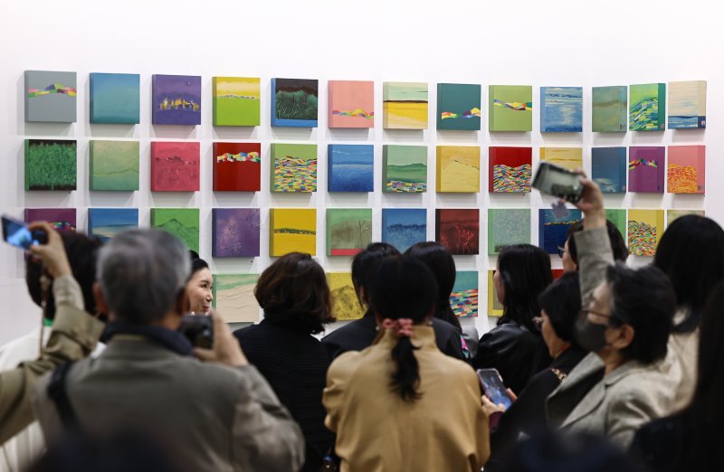 지난 8일 서울 강남구 코엑스에서 열린 2026 화랑미술제에서 관람객들이 작품을 살펴보고 있다. 뉴스1