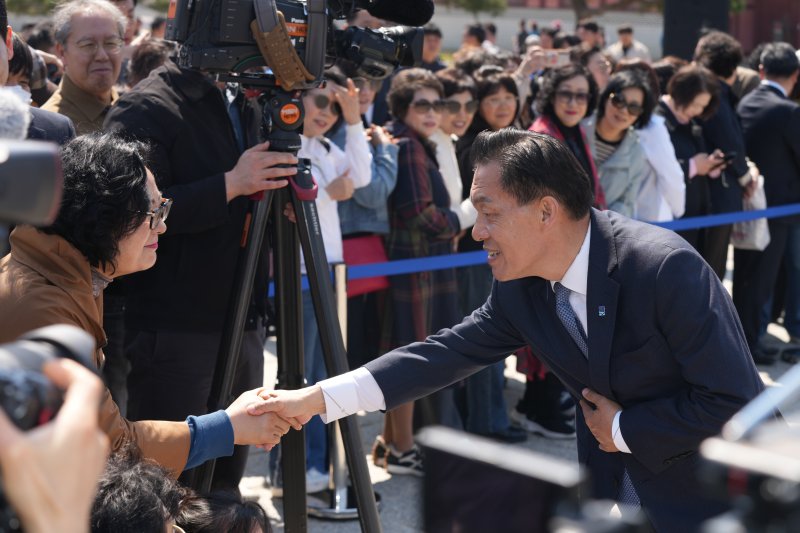 이재준 경기 수원시장이 8일 오후 화성행궁 광장에서 기자회견을 열고 재선 도전을 공식 선언했다. 사진은 이 시장이 시민들과 악수를 나누는 모습. 이재준 시장 제공