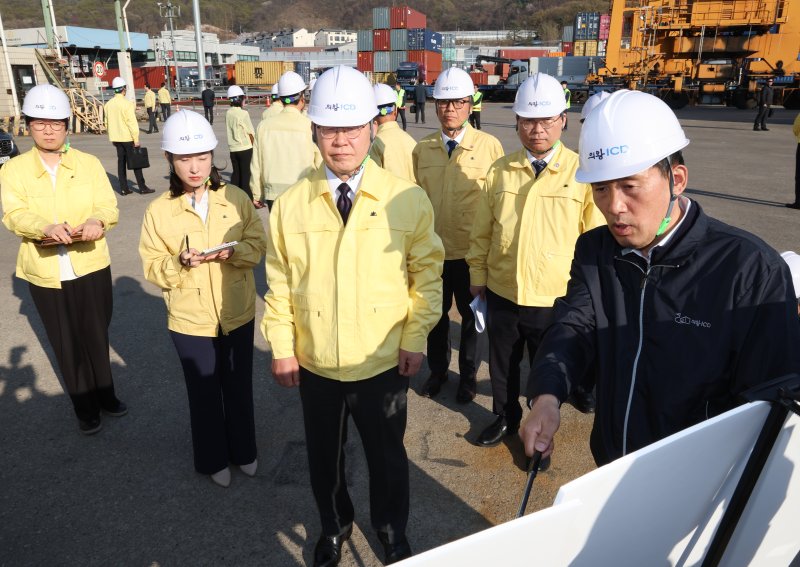 이재명 대통령이 8일 경기 의왕 내륙컨테이너 기지에서 열린 고유가 위기극복을 위한 화물운송·물류업계 현장간담회에서 정구용 의왕 ICD 대표이사의 현장 브리핑을 청취하고 있다. 뉴스1