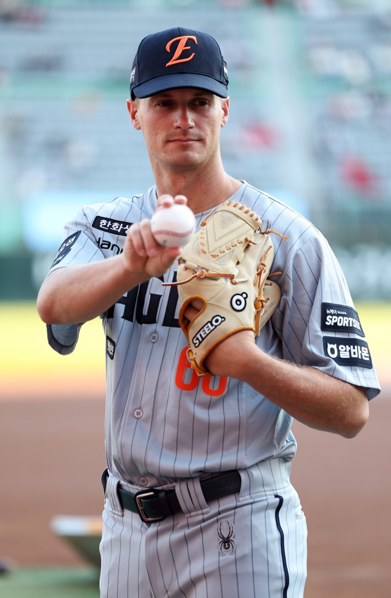 [인천=뉴시스] 최진석 기자 = 오웬 화이트의 부상 대체 선수로 한화 이글스에 합류한 잭 쿠싱이 7일 인천 문학구장에서 열린 2026 KBO리그 한화 이글스와 SSG 랜더스의 경기에 앞서 포즈를 취하고 있다. 2026.04.07. myjs@newsis.com