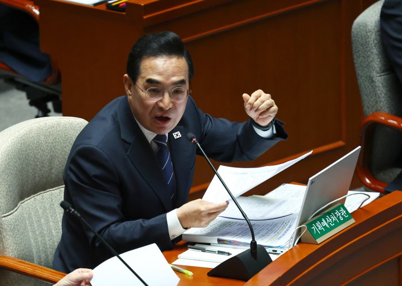 [서울=뉴시스] 김명년 기자 = 박홍근 기획예산처 장관이 8일 오전 서울 여의도 국회에서 열린 예산결산특별위원회 전체회의에서 조은희 국민의힘 의원 질의에 답변하고 있다. 2025.04.08. kmn@newsis.com