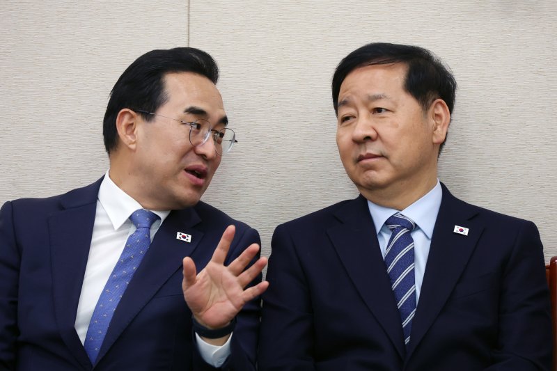 [서울=뉴시스] 고승민 기자 = 구윤철 경제부총리 겸 재정경제부 장관과 박홍근 기획예산처 장관이 서울 여의도 국회에서 대기하며 대화하고 있다. 2026.03.30. kkssmm99@newsis.com