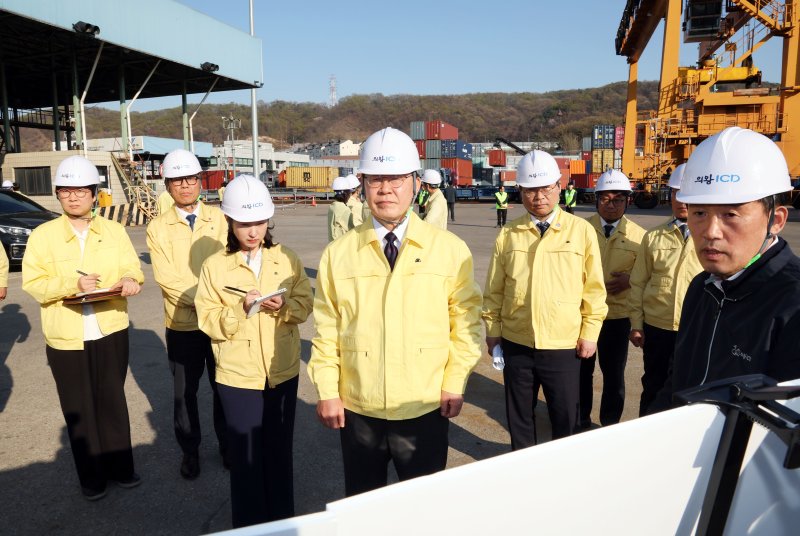 [의왕=뉴시스] 고범준 기자 = 이재명 대통령이 8일 경기 의왕 내륙컨테이너 기지를 방문해 고유가 위기극복을 위한 화물운송·물류업계 현장 간담회를 마친 뒤 운영 현황 보고를 받고 있다. 2026.04.08. bjko@newsis.com
