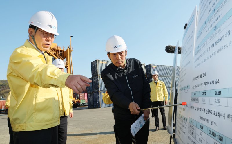 [의왕=뉴시스] 고범준 기자 = 이재명 대통령이 8일 경기 의왕 내륙컨테이너 기지를 방문해 고유가 위기극복을 위한 화물운송·물류업계 현장 간담회를 마친 뒤 운영 현황 보고를 받고 있다. 2026.04.08. bjko@newsis.com
