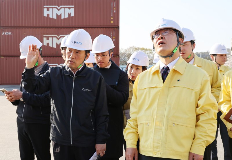 [의왕=뉴시스] 고범준 기자 = 이재명 대통령이 8일 경기 의왕 내륙컨테이너 기지를 방문해 고유가 위기극복을 위한 화물운송·물류업계 현장 간담회를 마친 뒤 현장을 시찰하고 있다. 2026.04.08. bjko@newsis.com