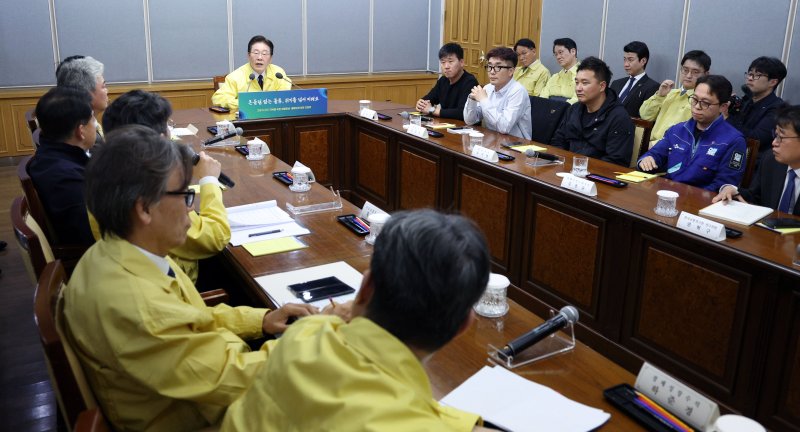 [의왕=뉴시스] 고범준 기자 = 이재명 대통령이 8일 경기 의왕 내륙컨테이너 기지 제2터미널에서 열린 고유가 위기극복을 위한 화물운송·물류업계 현장 간담회에서 발언하고 있다. 2026.04.08. bjko@newsis.com