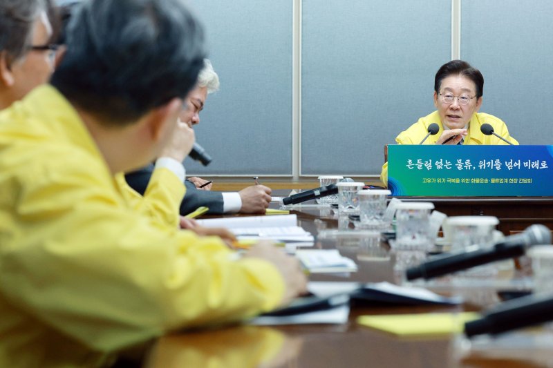 [의왕=뉴시스] 고범준 기자 = 이재명 대통령이 8일 경기 의왕 내륙컨테이너 기지 제2터미널에서 열린 고유가 위기극복을 위한 화물운송·물류업계 현장 간담회에서 발언하고 있다. 2026.04.08. bjko@newsis.com