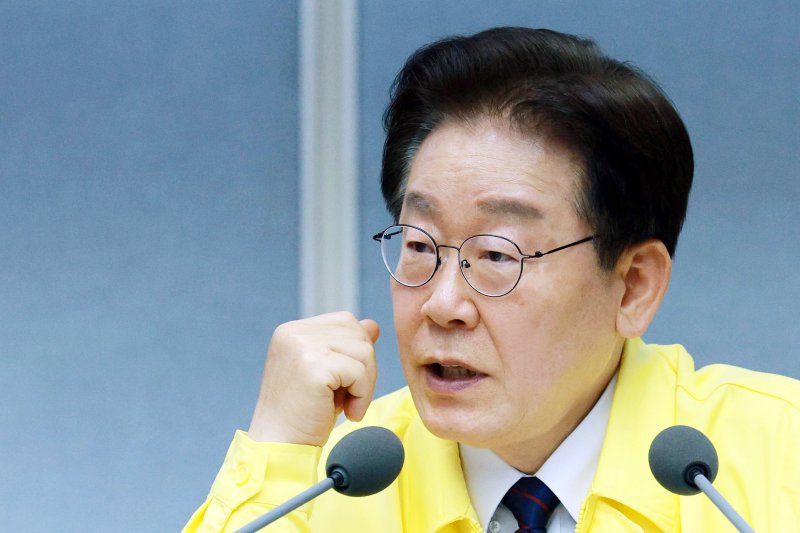 [의왕=뉴시스] 고범준 기자 = 이재명 대통령이 8일 경기 의왕 내륙컨테이너 기지 제2터미널에서 열린 고유가 위기극복을 위한 화물운송·물류업계 현장 간담회에서 발언하고 있다. 2026.04.08. bjko@newsis.com