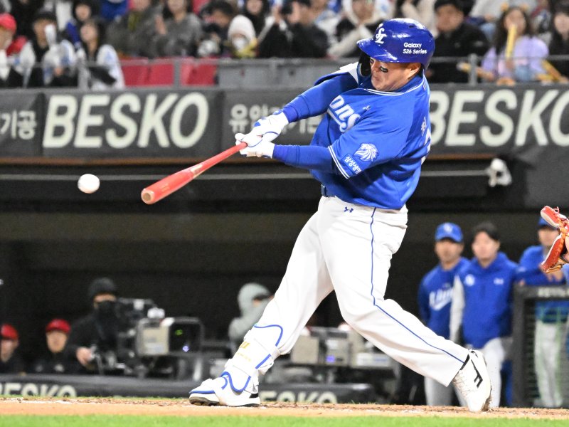 7일 오후 광주 북구 광주-기아챔피언스필드에서 열린 2026 신한 SOL KBO리그 삼성 라이온즈 대 KIA타이거즈의 경기, 최형우가 8회 초 1아웃 주자 1,2루 상황에서 1타점 2루타를 치고 있다.뉴시스