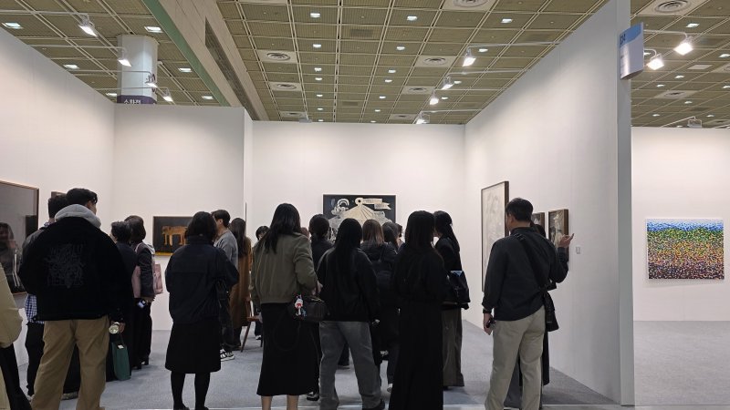 [사진=박현주 미술전문기자=2026화랑미술제에 참여한 가나아트 부스에 선보인 문형태 작품은 문전성시를 이뤘다. 세라믹처럼 보이는 흑백의 작품으로, 새롭다는 평가와 함께 팔려나갔다. *재판매 및 DB 금지