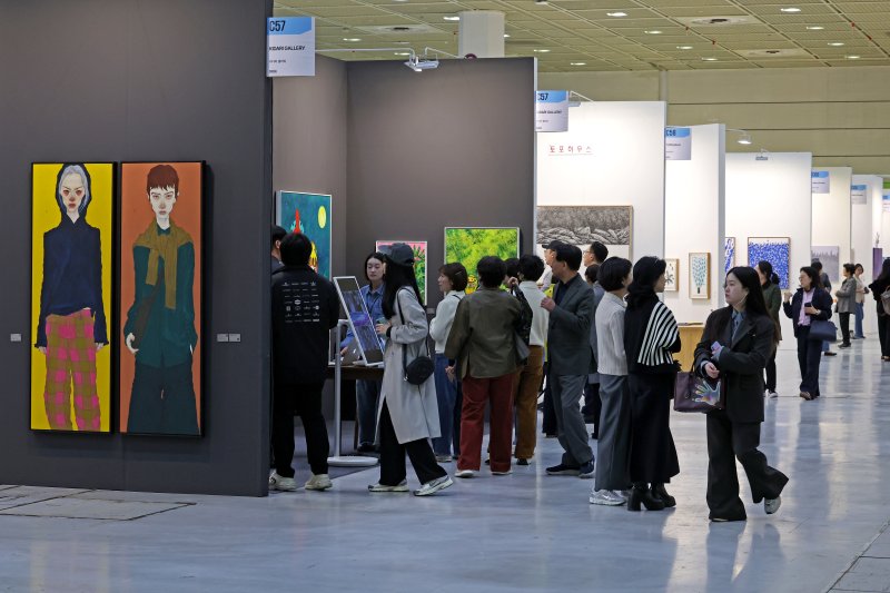 [서울=뉴시스] 박진희 기자 = 한국화랑협회는 8일 서울 강남구 코엑스에서 제44회 화랑미술제 개막식을 갖고 국내 정상급 갤러리들의 작품을 선보이고 있다. 이번 ‘2026 화랑미술제’는 오늘부터 12일까지 코엑스 C·D홀에서 개최되며, 169개 갤러리가 참여해 상반기 미술시장의 흐름을 가늠하는 바로미터로 주목된다. 2026.04.08. pak7130@newsis.com