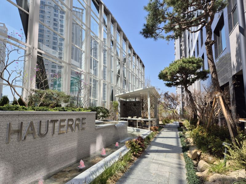 서울 서초구에 들어선 포스코이앤씨의 '오티에르 반포' 조경 전경. 사진=전민경 기자