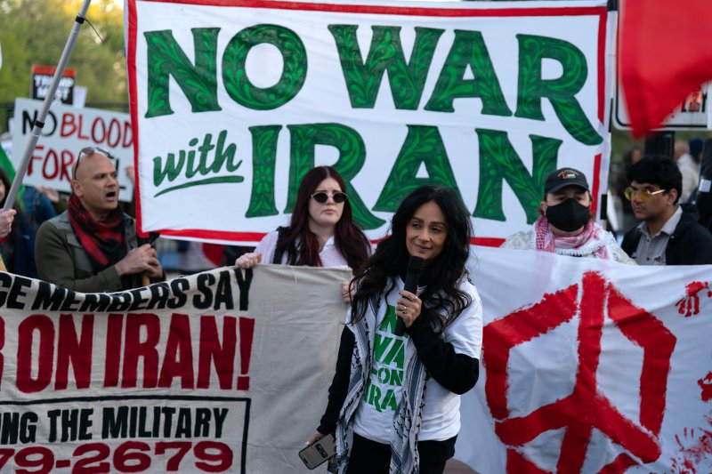 [워싱턴=AP/뉴시스] 7일(현지 시간) 미국 워싱턴 백악관 인근 라파예트 공원에서 활동가들이 이란 전쟁 반대 시위를 벌이고 있다. 2026.04.08.