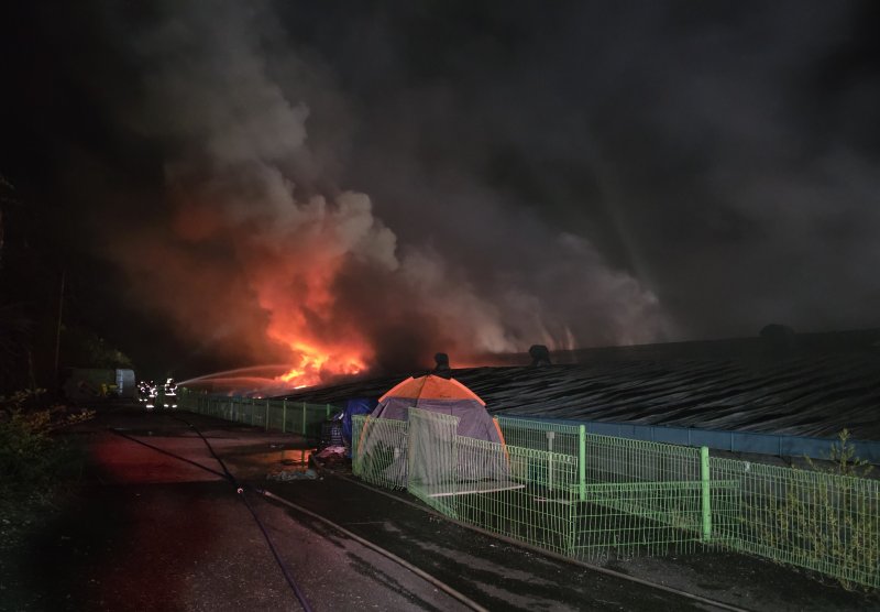 [경주=뉴시스] 경주시 외동읍 제내리 공장 화재 현장 (사진=독자 제공) 2026.4.9. photo@newsis.com