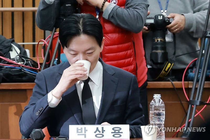 목 축이는 박상용 검사 (출처=연합뉴스)