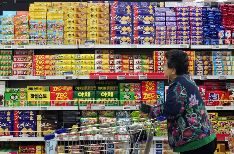 농림축산식품부는 19일 민생물가 특별관리 태스크포스(TF) 유통구조 점검팀 3차 회의를 열고 제과·양산빵·빙과 업체들이 소비자 부담 완화를 위해 4월 출고분부터 가격 인하에 나선다고 밝혔다. 제과·빙과류·양산빵을 생산하는 5개 업체는 4월 출고분부터 19개 제품 가격을 100∼400원, 최대 13.4% 인하한다. 사진은 이날 서울 서초구 하나로마트 양재점에 진열된 과자. 2026.3.19 ⓒ 뉴스1 김진환 기자