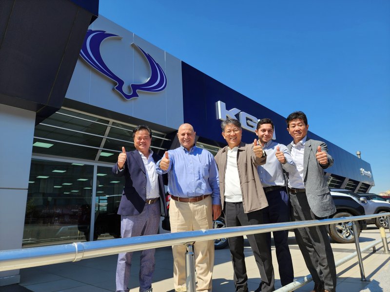 지난 2024년 8월_KGM이 튀르키예 대리점에서 간담회를진행한 후 기념촬영을 하고 있다.(사진=KGM) *재판매 및 DB 금지