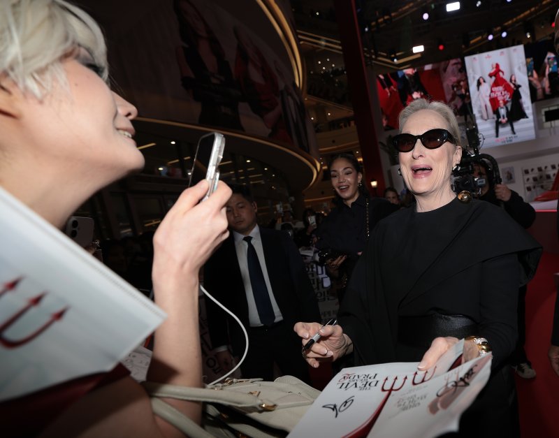 배우 메릴 스트립이 8일 서울 영등포구 타임스퀘어에서 열린 영화 ‘악마는 프라다를 입는다 2’(감독 데이빗 프랭클) 레드카펫 행사에 참석해 미란다 복장을 한 팬과 즐거운 시간을 보내고 있다. 2026.4.8 ⓒ 뉴스1 권현진 기자