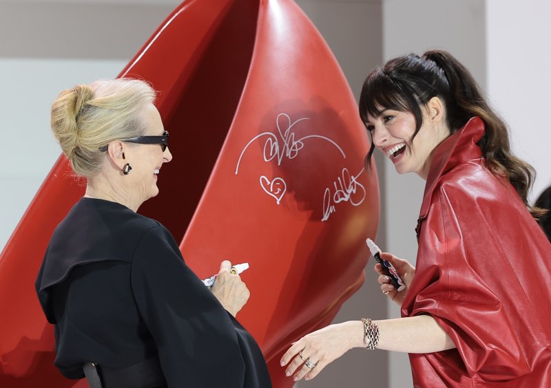 배우 앤 해서웨이와 메릴 스트립(왼쪽)이 8일 서울 영등포구 타임스퀘어에서 열린 영화 ‘악마는 프라다를 입는다 2’(감독 데이빗 프랭클) 레드카펫 행사에서 구두에 사인을 한 뒤 포즈를 취하고 있다. 2026.4.8 ⓒ 뉴스1 권현진 기자