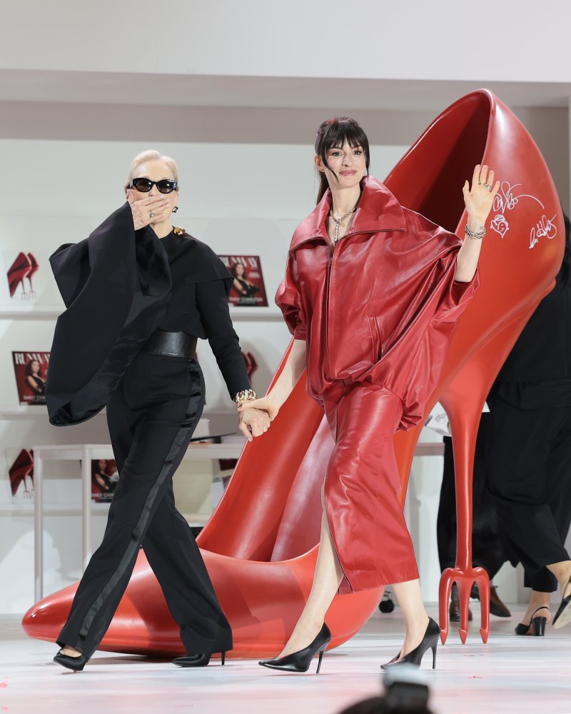 배우 앤 해서웨이와 메릴 스트립(왼쪽)이 8일 서울 영등포구 타임스퀘어에서 열린 영화 ‘악마는 프라다를 입는다 2’(감독 데이빗 프랭클) 레드카펫 행사를 마친 뒤 인사를 하고 있다. 2026.4.8 ⓒ 뉴스1 권현진 기자