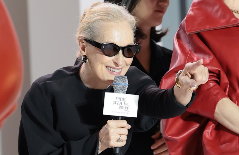 배우 메릴 스트립이 8일 서울 영등포구 타임스퀘어에서 열린 영화 ‘악마는 프라다를 입는다 2’(감독 데이빗 프랭클) 레드카펫 행사에 참석해 팬들과 즐거운 시간을 보내고 있다. 2026.4.8 ⓒ 뉴스1 권현진 기자