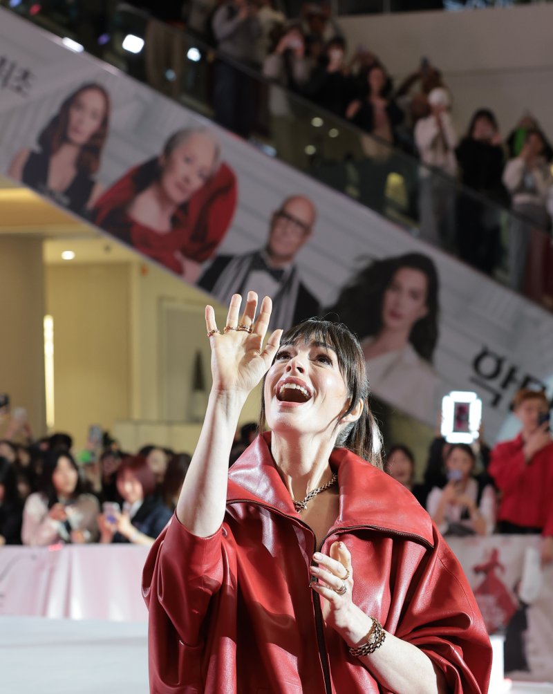 배우 앤 해서웨이가 8일 서울 영등포구 타임스퀘어에서 열린 영화 ‘악마는 프라다를 입는다 2’(감독 데이빗 프랭클) 레드카펫 행사에서 환호 하는 팬들에게 손 인사를 하고 있다. 2026.4.8 ⓒ 뉴스1 권현진 기자