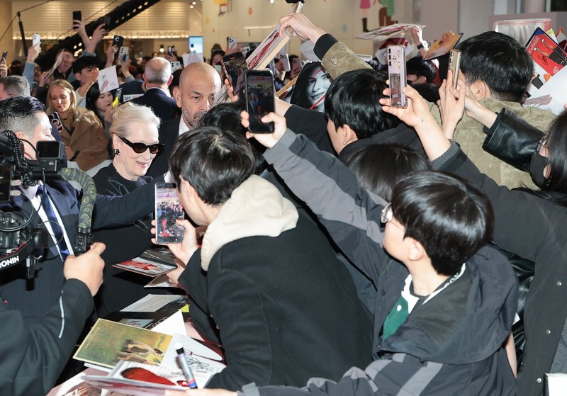 배우 메릴 스트립이 8일 서울 영등포구 타임스퀘어에서 열린 영화 ‘악마는 프라다를 입는다 2’(감독 데이빗 프랭클) 레드카펫 행사에 참석해 팬들에게 사인을 해 주고 있다. 2026.4.8 ⓒ 뉴스1 권현진 기자