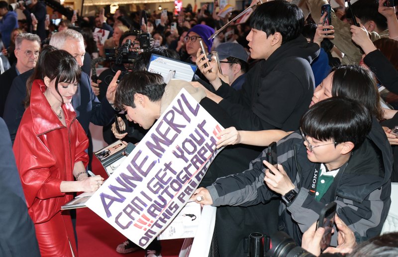 배우 앤 해서웨이가 8일 서울 영등포구 타임스퀘어에서 열린 영화 ‘악마는 프라다를 입는다 2’(감독 데이빗 프랭클) 레드카펫 행사에 참석해 팬들과 즐거운 시간을 보내고 있다. 2026.4.8 ⓒ 뉴스1 권현진 기자