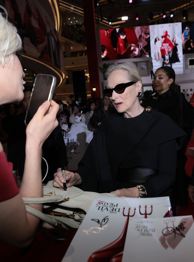 배우 메릴 스트립이 8일 서울 영등포구 타임스퀘어에서 열린 영화 ‘악마는 프라다를 입는다 2’(감독 데이빗 프랭클) 레드카펫 행사에 참석해 팬에게 사인을 해 주고 있다. 2026.4.8 ⓒ 뉴스1 권현진 기자