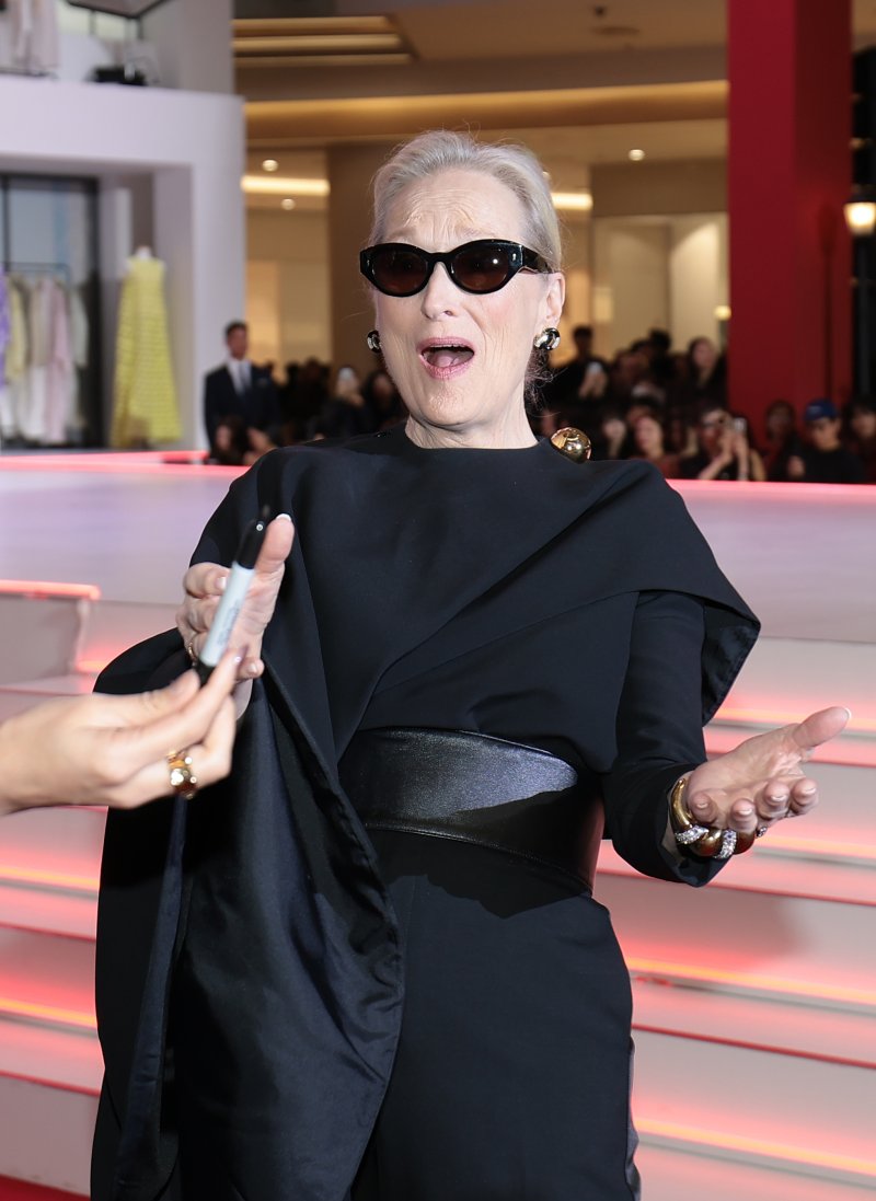 배우 메릴 스트립이 8일 서울 영등포구 타임스퀘어에서 열린 영화 ‘악마는 프라다를 입는다 2’(감독 데이빗 프랭클) 레드카펫 행사에 참석해 팬과 즐거운 시간을 보내고 있다. 2026.4.8 ⓒ 뉴스1 권현진 기자