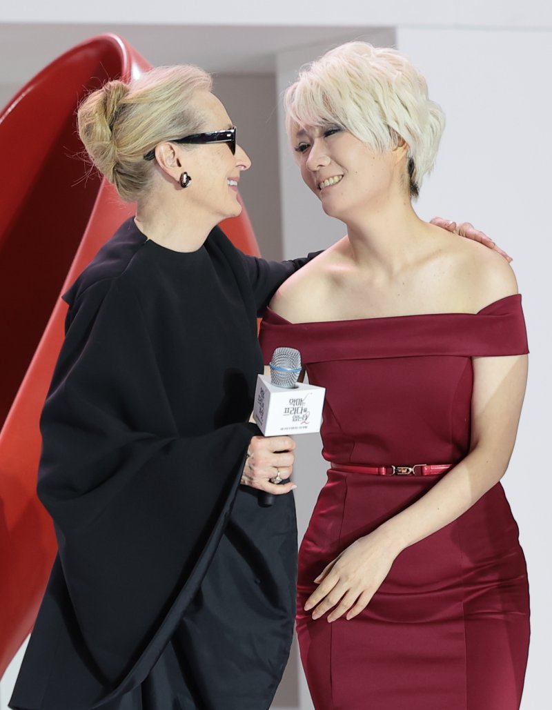 배우 메릴 스트립이 8일 서울 영등포구 타임스퀘어에서 열린 영화 ‘악마는 프라다를 입는다 2’(감독 데이빗 프랭클) 레드카펫 행사에 참석해 미란다 복장을 한 팬과 즐거운 시간을 보내고 있다. 2026.4.8 ⓒ 뉴스1 권현진 기자