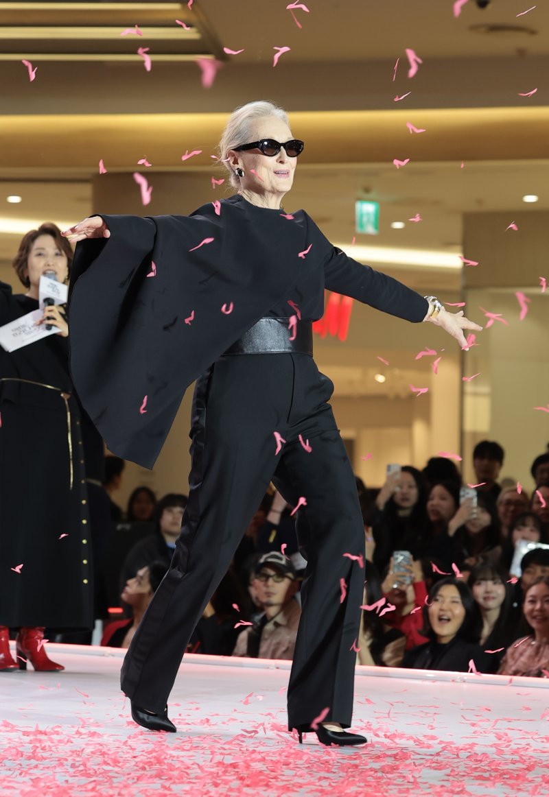 배우 메릴 스트립이 8일 서울 영등포구 타임스퀘어에서 열린 영화 ‘악마는 프라다를 입는다 2’(감독 데이빗 프랭클) 레드카펫 행사에 참석해 팬들과 즐거운 시간을 보내고 있다. 2026.4.8 ⓒ 뉴스1 권현진 기자