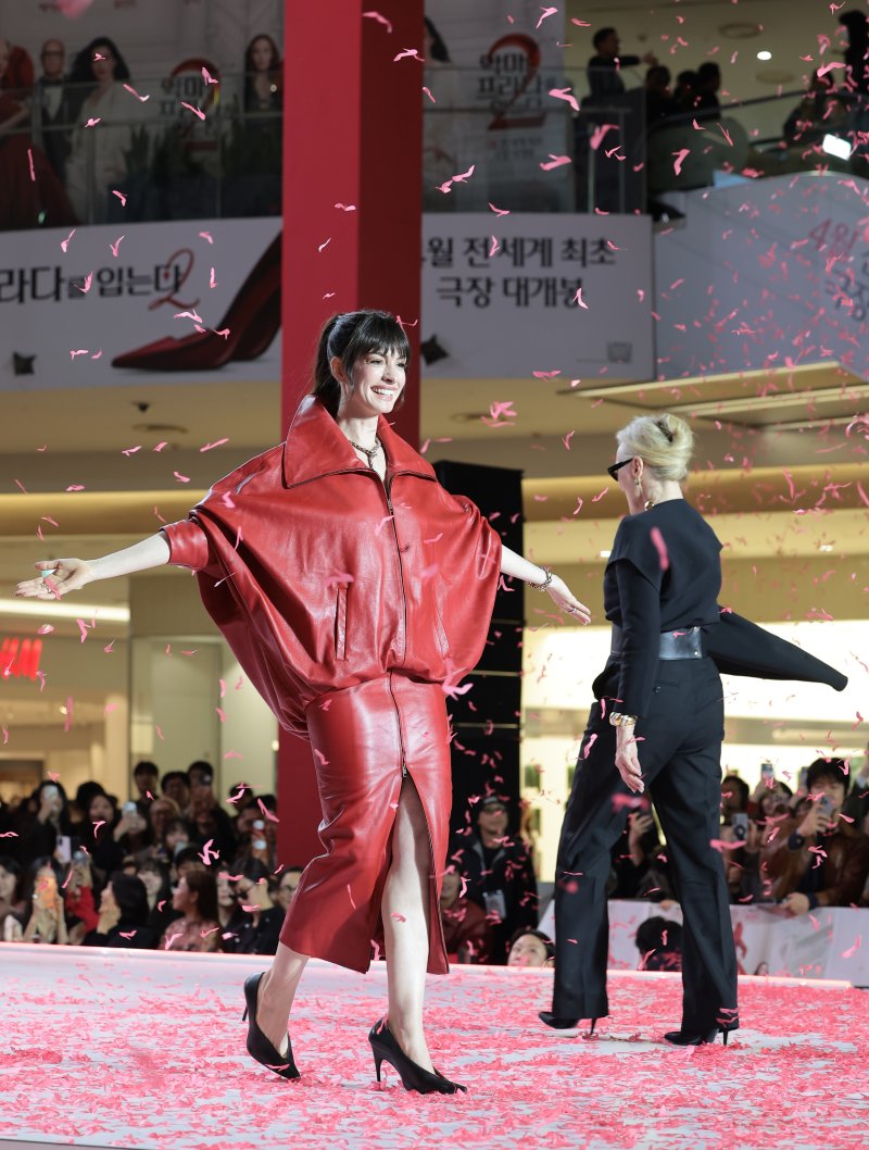 배우 앤 해서웨이와 메릴 스트립(오른쪽)이 8일 서울 영등포구 타임스퀘어에서 열린 영화 ‘악마는 프라다를 입는다 2’(감독 데이빗 프랭클) 레드카펫 행사에 참석해 런웨이를 하고 있다. 2026.4.8 ⓒ 뉴스1 권현진 기자